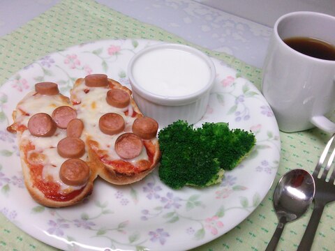 朝ごはんにプチパン♪　カリカリもちもちピザ♪